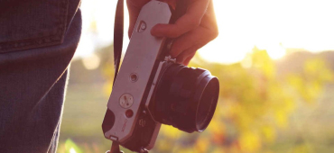 person gåendes med en kamera för fotografering